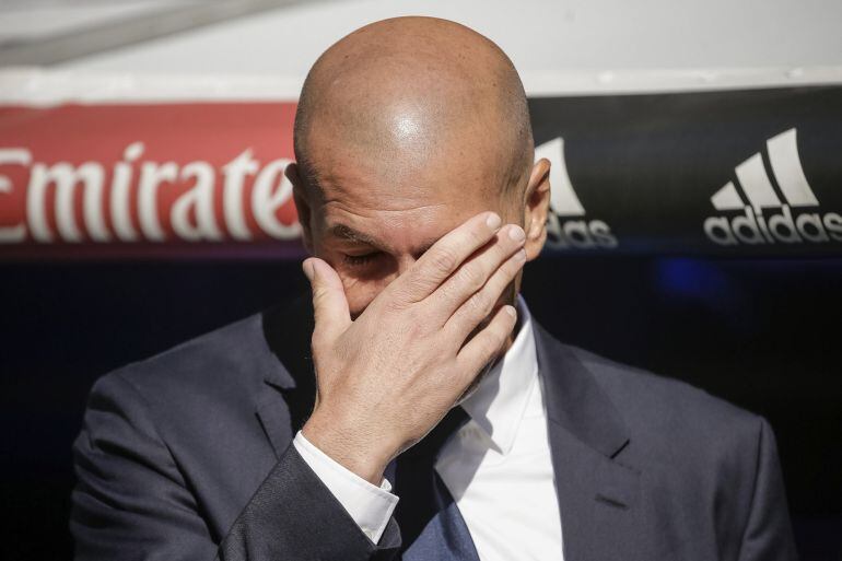 Zidane se tapa la cara con la mano derecha