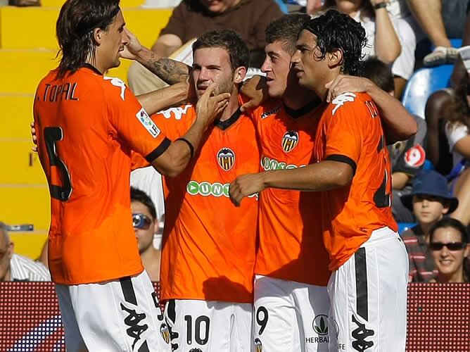 Juan Mata celebra con sus compañeros el gol marcado al Hércules en el estadio Rico Pérez