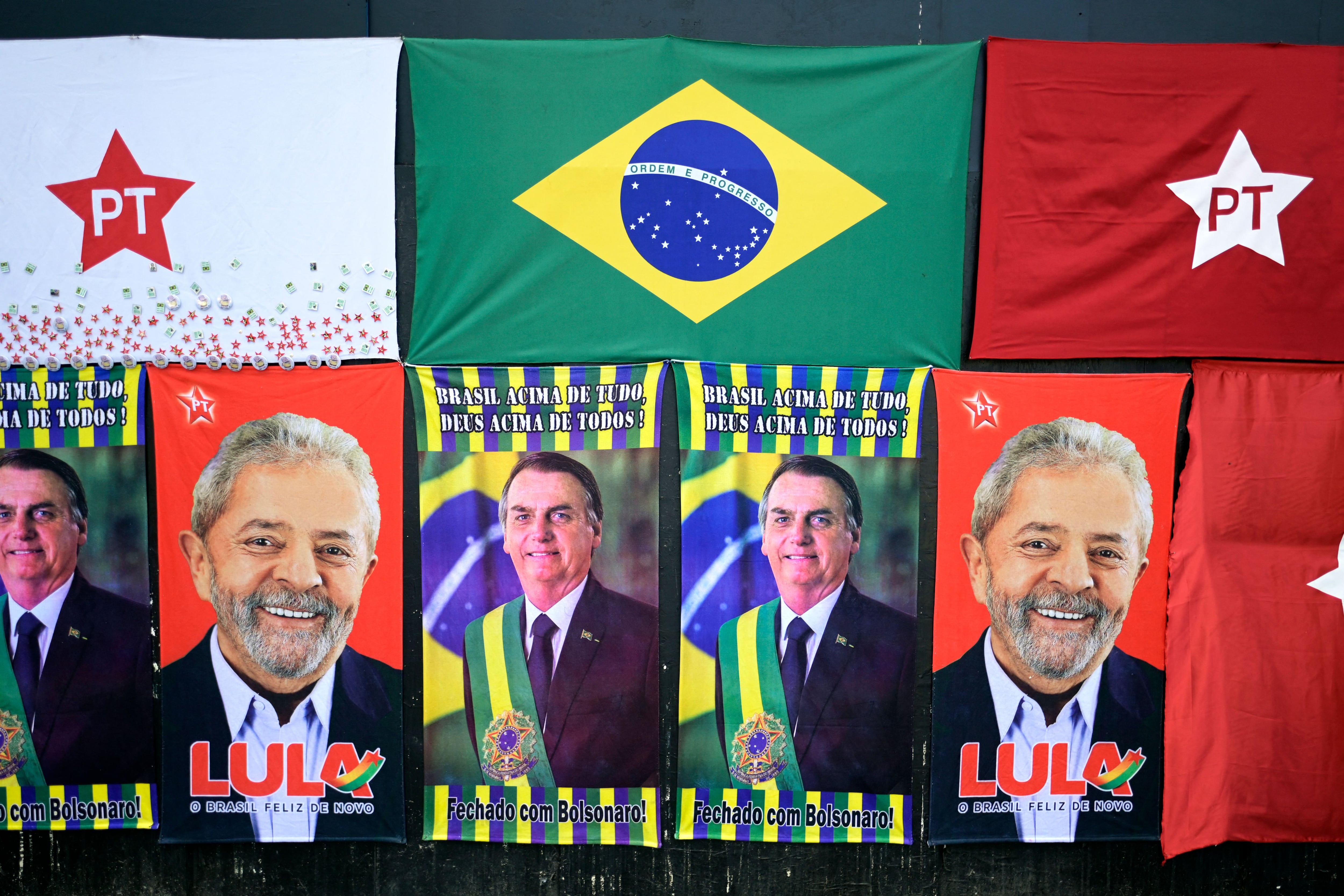 Muro con los dos candidatos a presidir Brasil (Photo by DOUGLAS MAGNO / AFP) (Photo by DOUGLAS MAGNO/AFP via Getty Images)