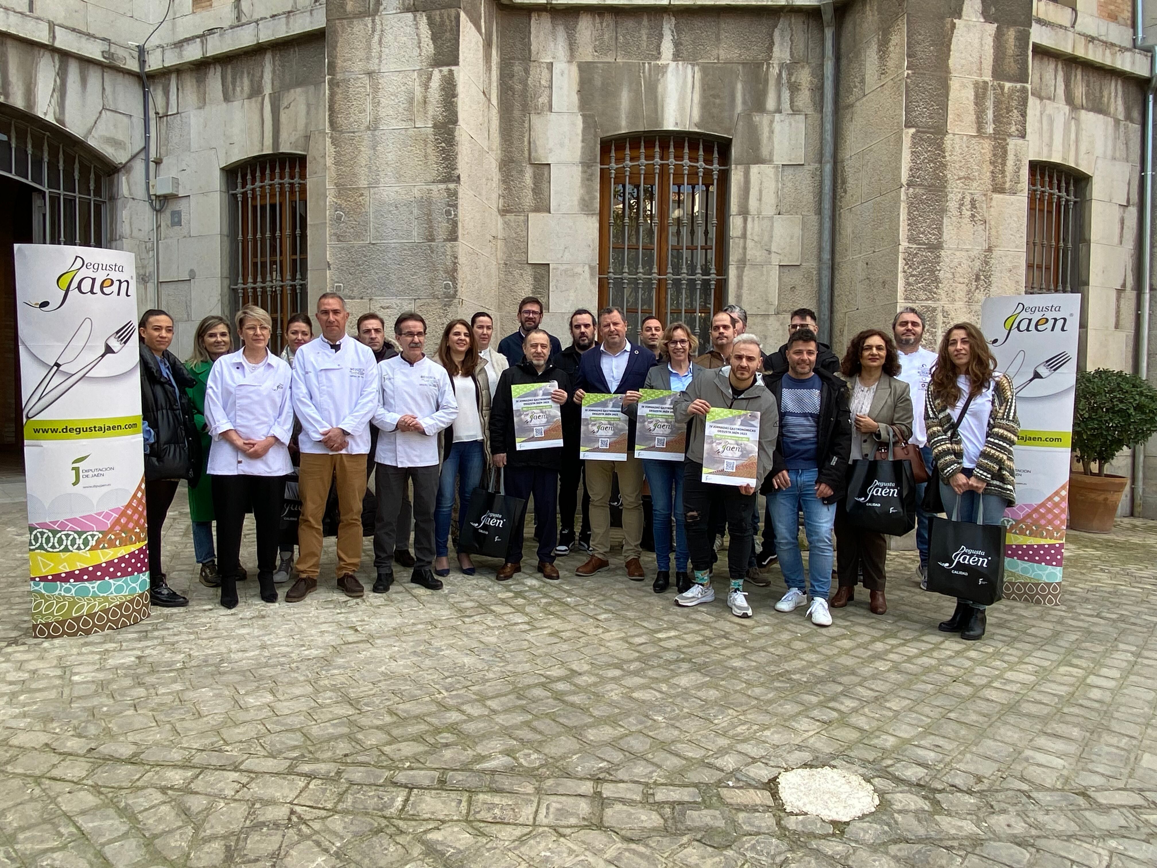 El diputado de Agricultura, Ganadería y Medio Ambiente, Pedro Bruno (centro) con los cocineros y cocineras de los restaurantes que participan en las Jornadas Gastronómicas &#039;Degusta Jaén&#039;.