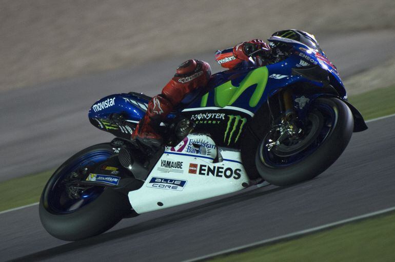 Jorge Lorenzo rueda en el circuito de Doha, Qatar, durante una sesión de test previos al inicio del mundial