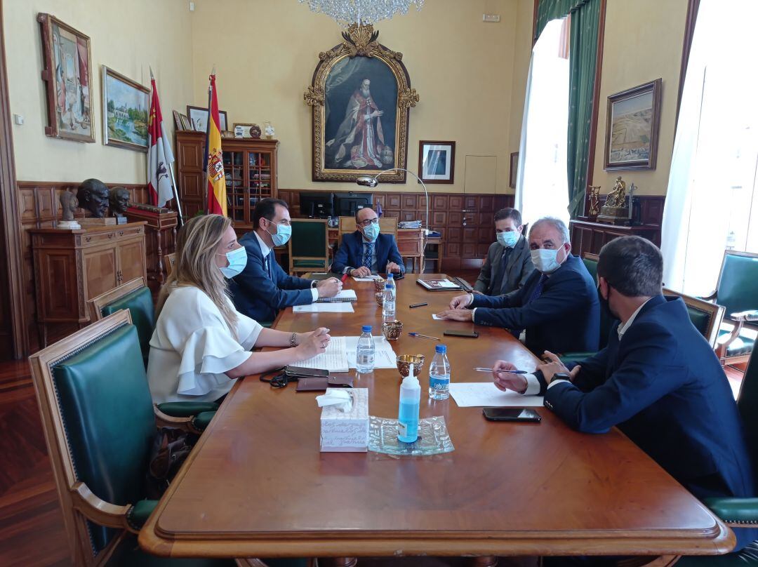 Imagen de la reunión mantenida en el Ayuntamiento