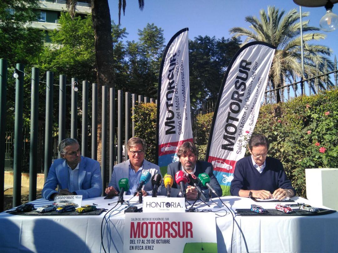 De izquierda a derecha: Javier Lobo (Adecosur), Juan Duarte (Automociona), Carlos Landín (Expoalia) y Antonio Rosado (Moto Club Jerezano), en la presentación de Motorsur 2019.