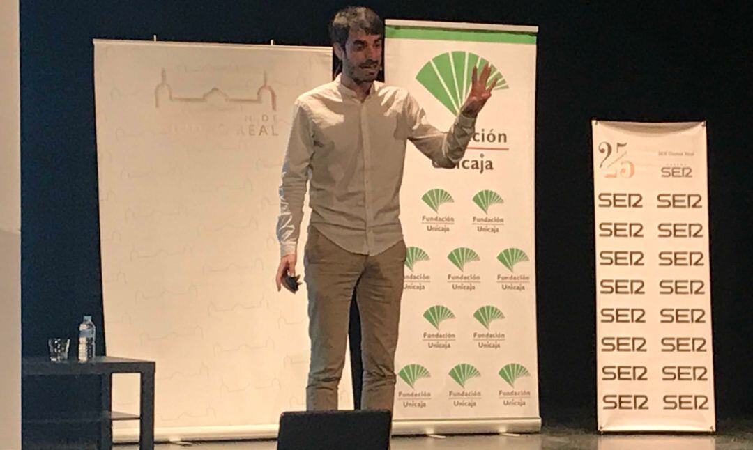 Pablo Simón, politólogo, durante la clausura de la 11ª edición de la Escuela de Ciudadanos de Manzanares (Ciudad Real) 