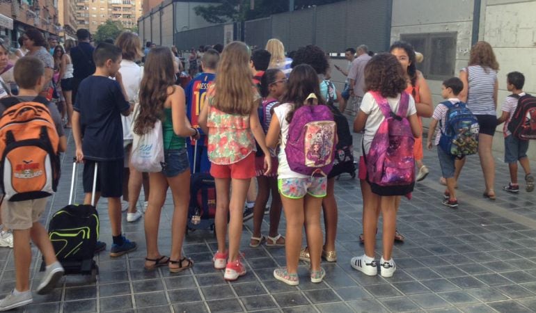 Un grupo de escolares en el Colegio Público Soto Micó instantes previos a su primer día de clase