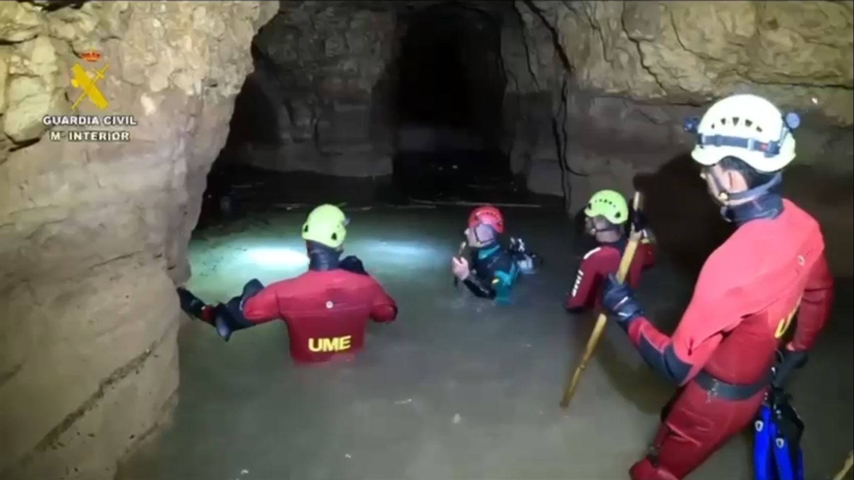 Agentes de la Guardia Civil junto al Equipo de Buceadores de la UME buscando a uno de los desaparecidos durante la DANA en Pedralba