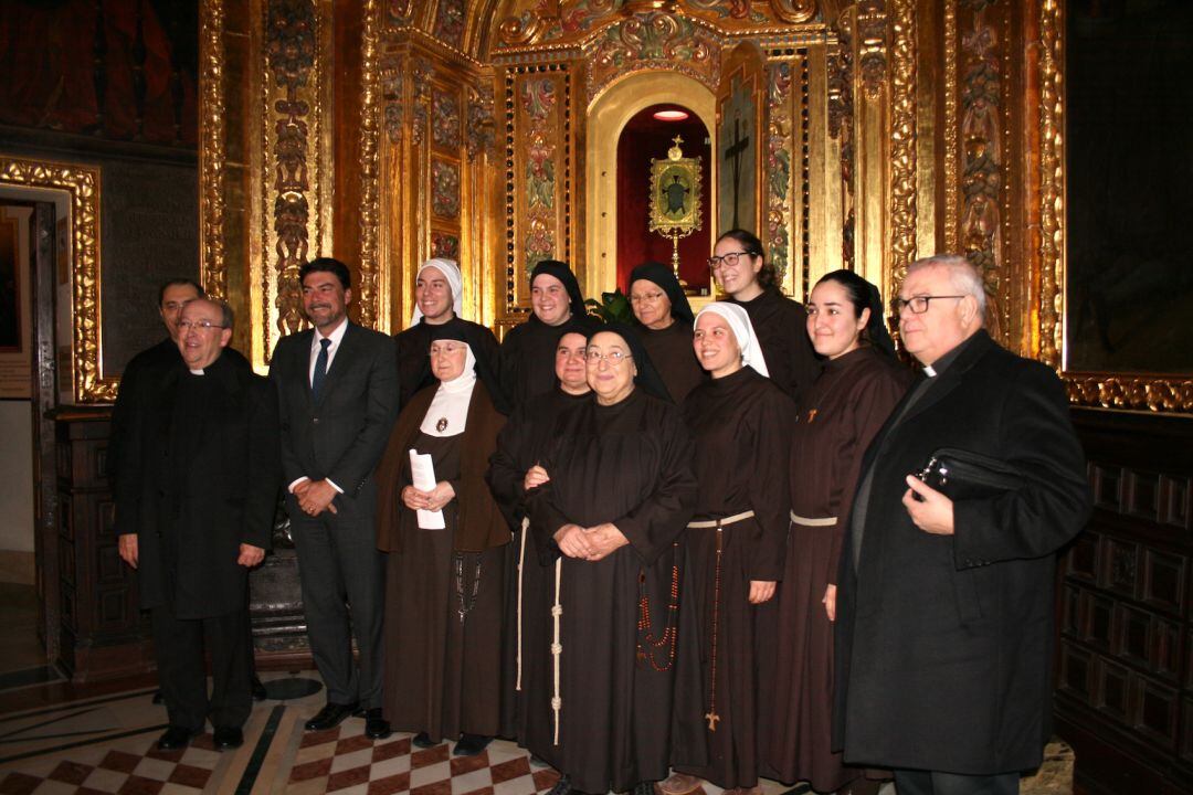 El alcalde, Luis Barcala, acompañado por el deán de la Concatedral de San Nicolás, Ramón Egío (i) y nueve de las 13 religiosas del Convento de Santa Verónica que habitan ya en el monasterio.