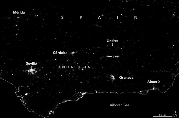 Foto de Andalucía visto desde el espacio el 28 de abril de 2025. Black Marble de la NASA.