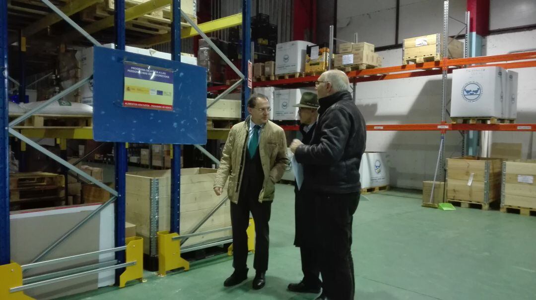 El Subdelegado del Gobierno, Ángel Blanco, durante su vista a las instalaciones del Banco de Alimentos en Zamora