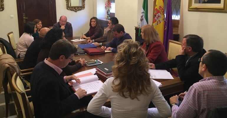 Los diferentes grupos municipales en una reunión del portal de transparencia, en el Ayuntamiento de Jaén.