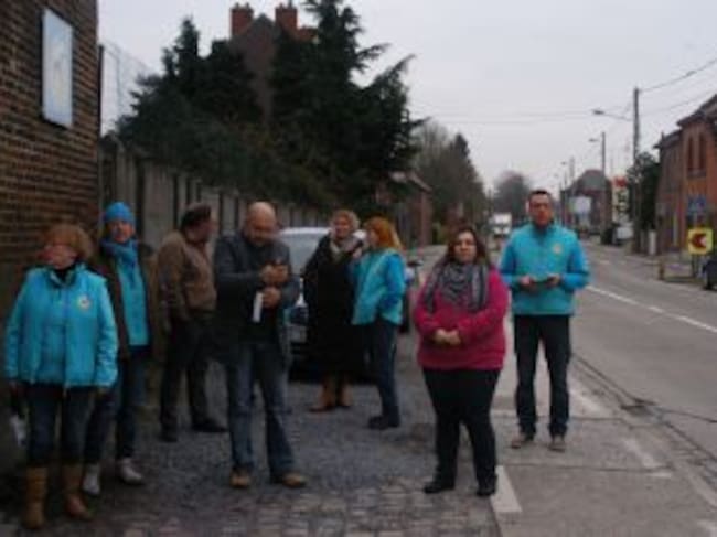 Voluntarios de Galgo Save Belgium a la espera de la llegada del furgón de Astrapex que traslada a 21 animales abandonados de Extremadura a Bélgica, Holanda y Francia.