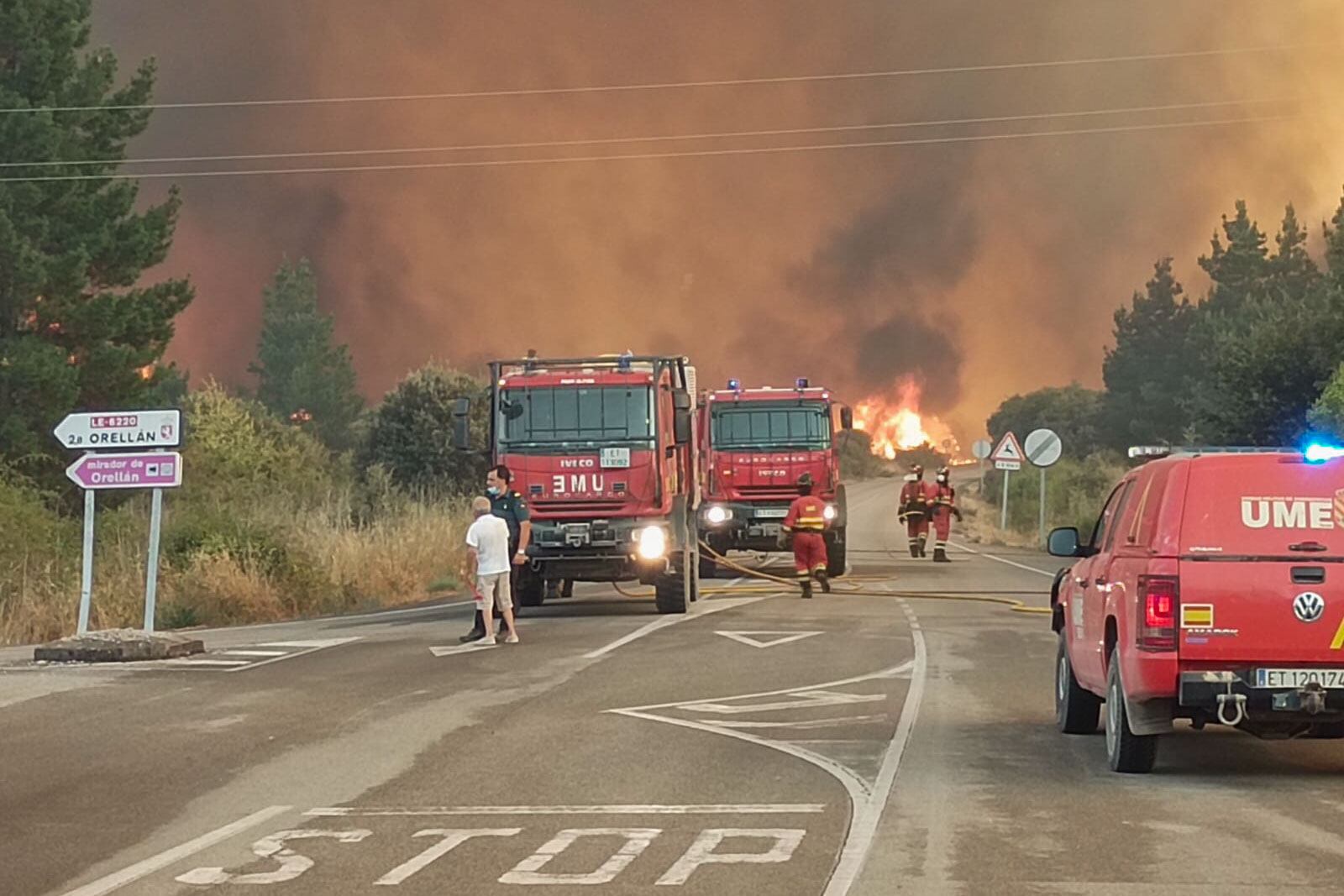 LAS MÉDULAS (LEÓN), 11/08/2025.- Miembros de la Unidad Militar de Emergencias (UME) combaten las llamas en la localidad de Las Médulas, en la comarca leonesa de El Bierzo, este lunes. El incendio forestal declarado este pasado sábado en la localidad de Yeres y que ha afectado al espacio natural de Las Médulas, catalogado por la Unesco como Patrimonio de la Humanidad, no ha dañado a las minas de oro romanas pero sí a la vegetación de su entorno, como castaños centenarios que han quedado arrasados. EFE/ Cedida por David Voces Olego / ***SOLO USO EDITORIAL/SOLO DISPONIBLE PARA ILUSTRAR LA NOTICIA QUE ACOMPAÑA (CRÉDITO OBLIGATORIO)***
