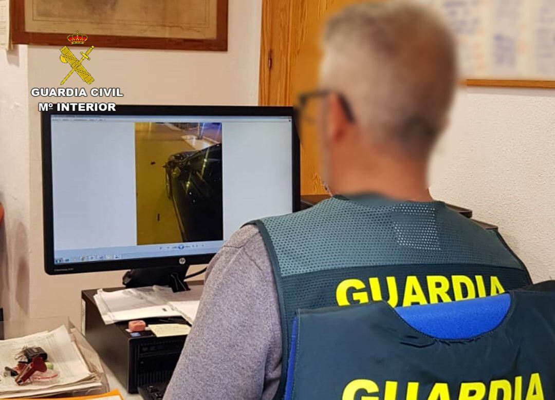 Agente de la Guardia Civil durante la investigación