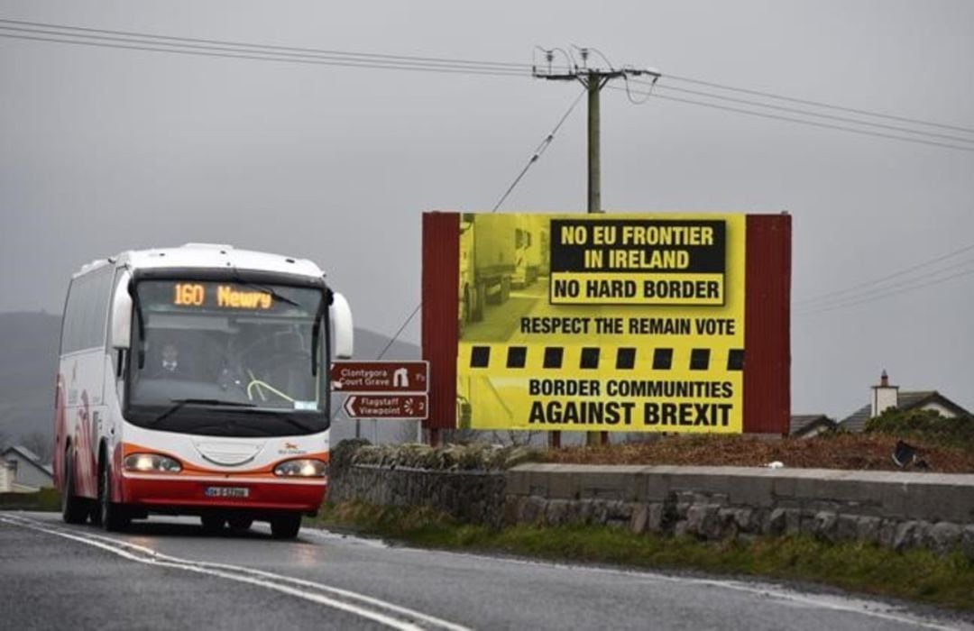 Cartel de protesta contra la frontera que planea sobre Irlanda del Norte.