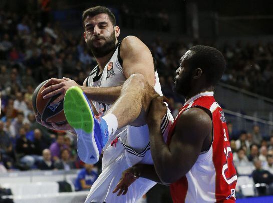 El pívot griego del Real Madrid Ioannis Bourousis, con el balón ante el escolta estadounidense del Estrella Roja Charles Jenkins