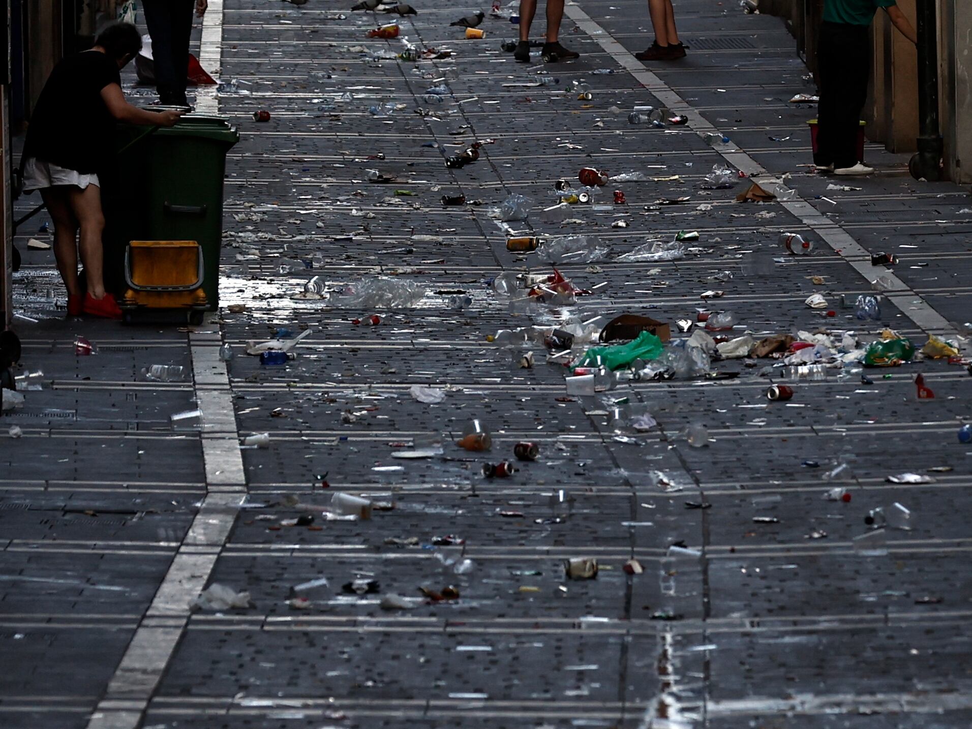 Pamplona dedica una enorme cantidad de recursos a la limpieza de las calles del Casco Viejo durante los sanfermines. En la imagen de archivo, suciedad tras la noche de fiesta en una calle pamplonesa. 