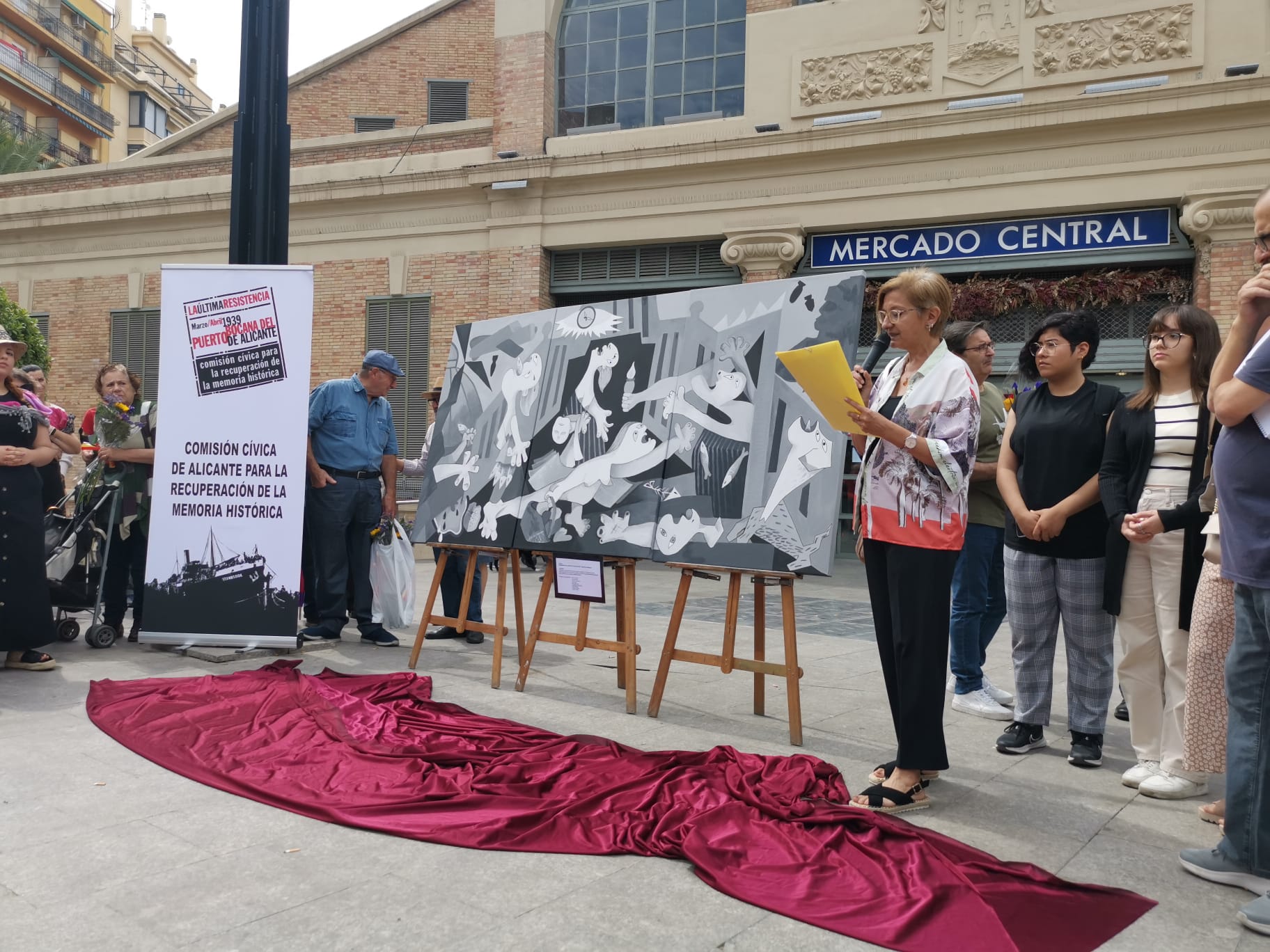 Presentación del Guernica de Alicante, que conmemora el bombardeo del Mercado Central al estilo de Picasso. Foto: Daniel Rodríguez