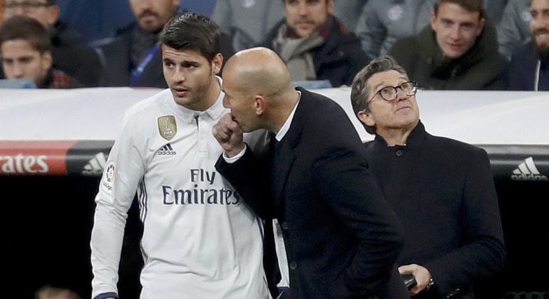 El técnico francés del Real Madrid, Zinedine Zidane, conversa con el delantero madridista, Álvaro Morata