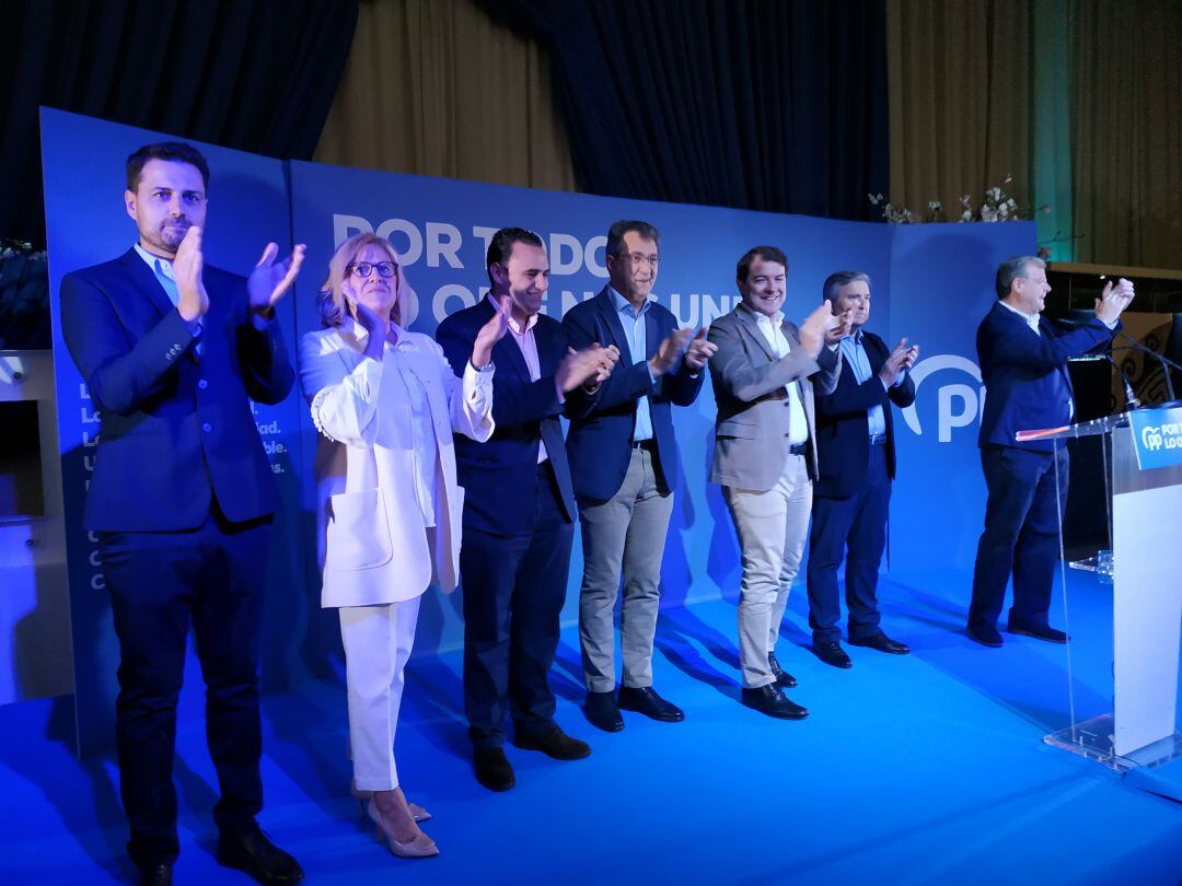 Fwernández Mañueco, rodeado de representantes y candidatos del PP