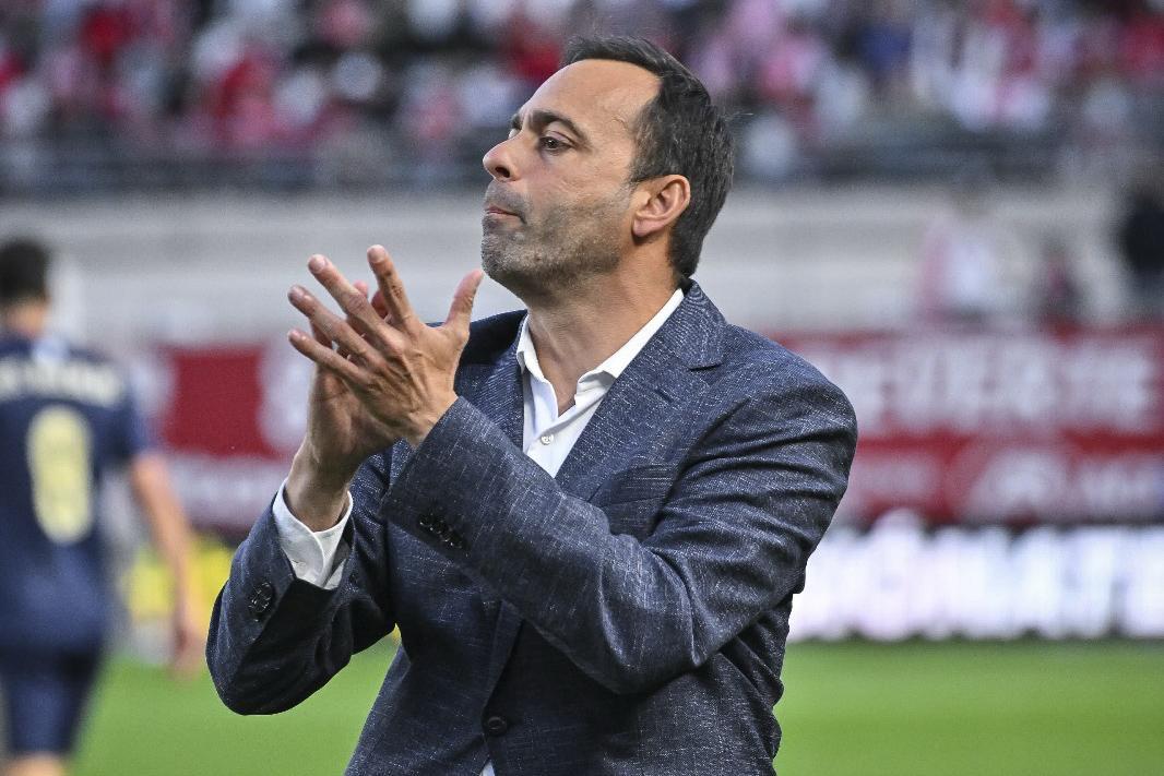 Fran Fernández aplaude al Real Murcia durante un partido.