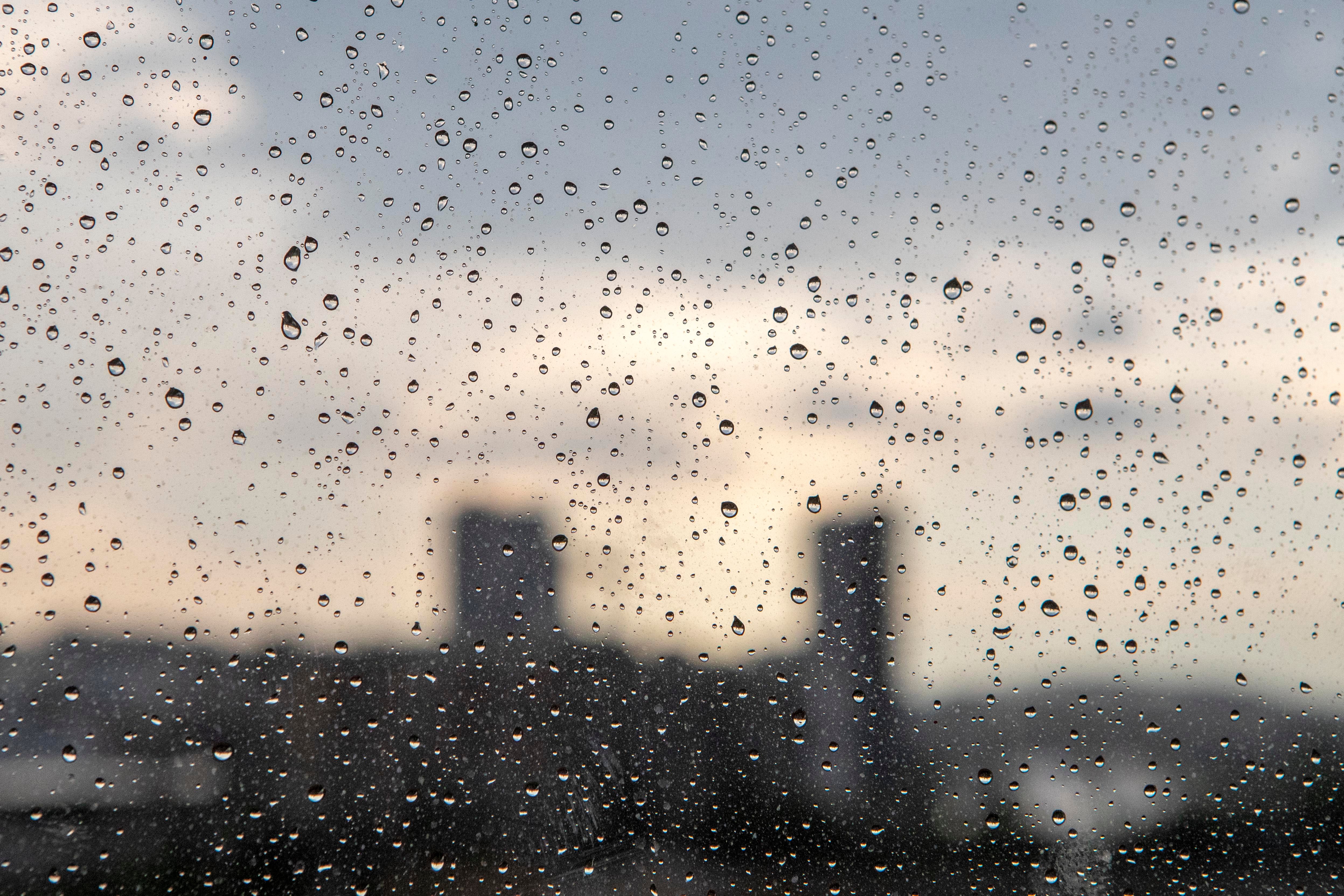 Una ventana con gotas de agua tras la tormenta caída este jueves en Zaragoza