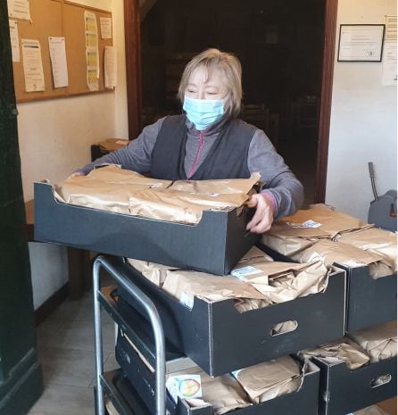 Carmen, la cocinera del Comedor de San Francisco de Pontevedra organizando los menús de Nochebuena