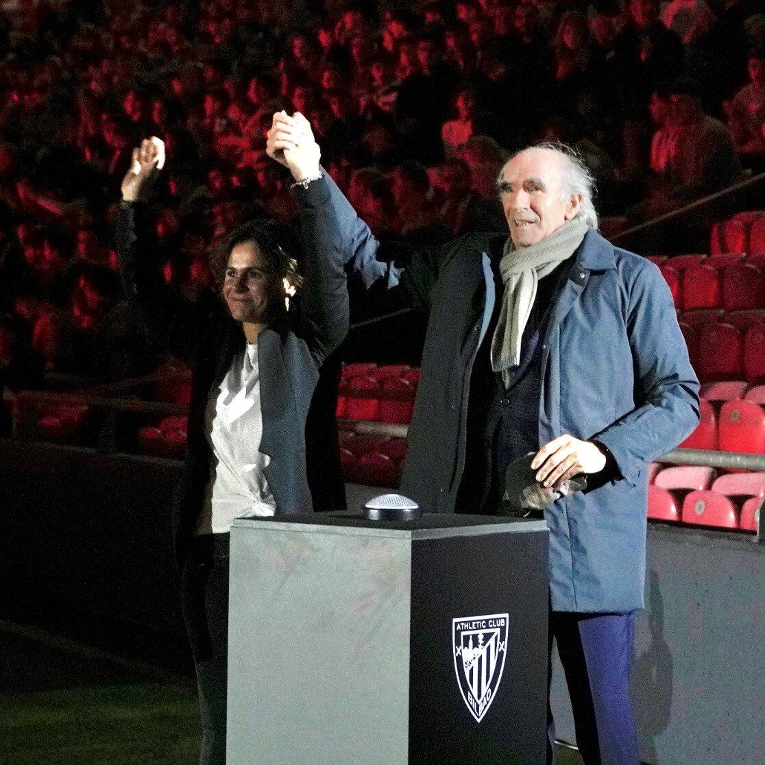 Eli Ibarra y Jose Ángel Iribar fueron los encargados de izar la bandera conmemorativa del 125 aniversario del Athletic