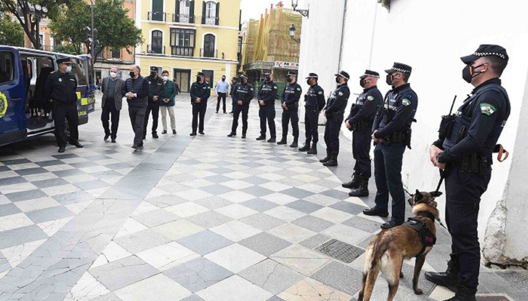 Agentes de Policía en la Plaza Alta.