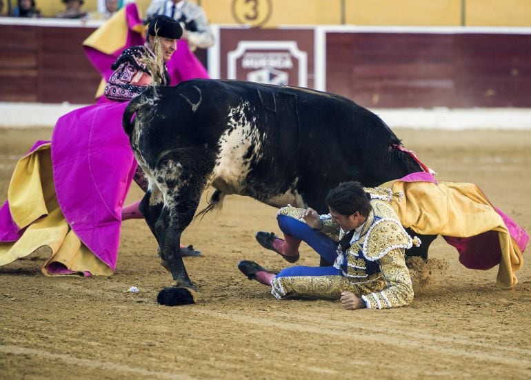 Francisco Rivera Ordóñez &quot;Paquirri&quot; sufre una cogida por el cuarto toro durante la corrida de la Feria de San Lorenzo de Huesca