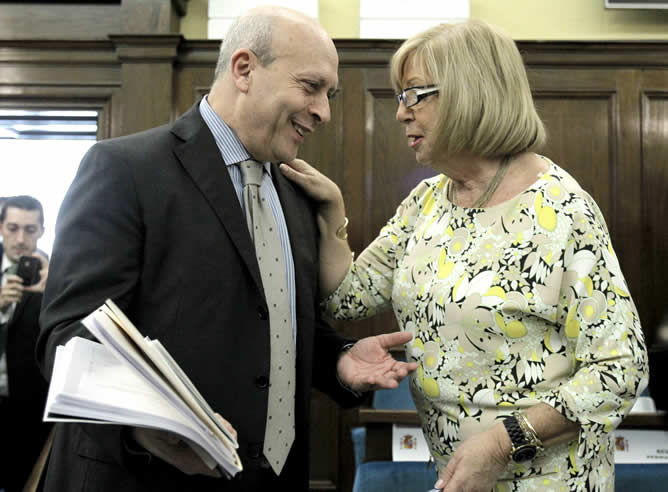 El ministro de Educación, José Ignacio Wert, conversa con la presidenta de la Conferencia de Rectores, Adelaida de la Calle, antes del inicio de la reunión extraordinaria del Consejo de Universidades