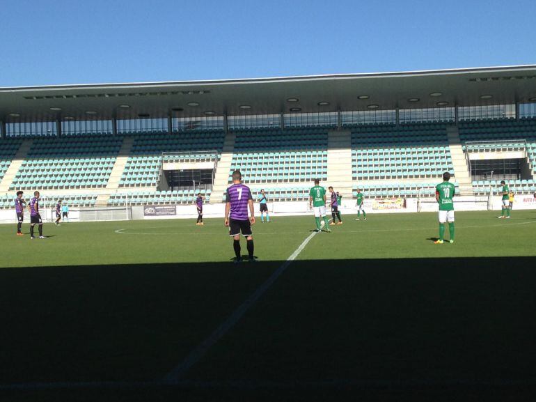 Momento del comienzo del partido entre el Deportivo Palencia y el Rácing de Ferrol