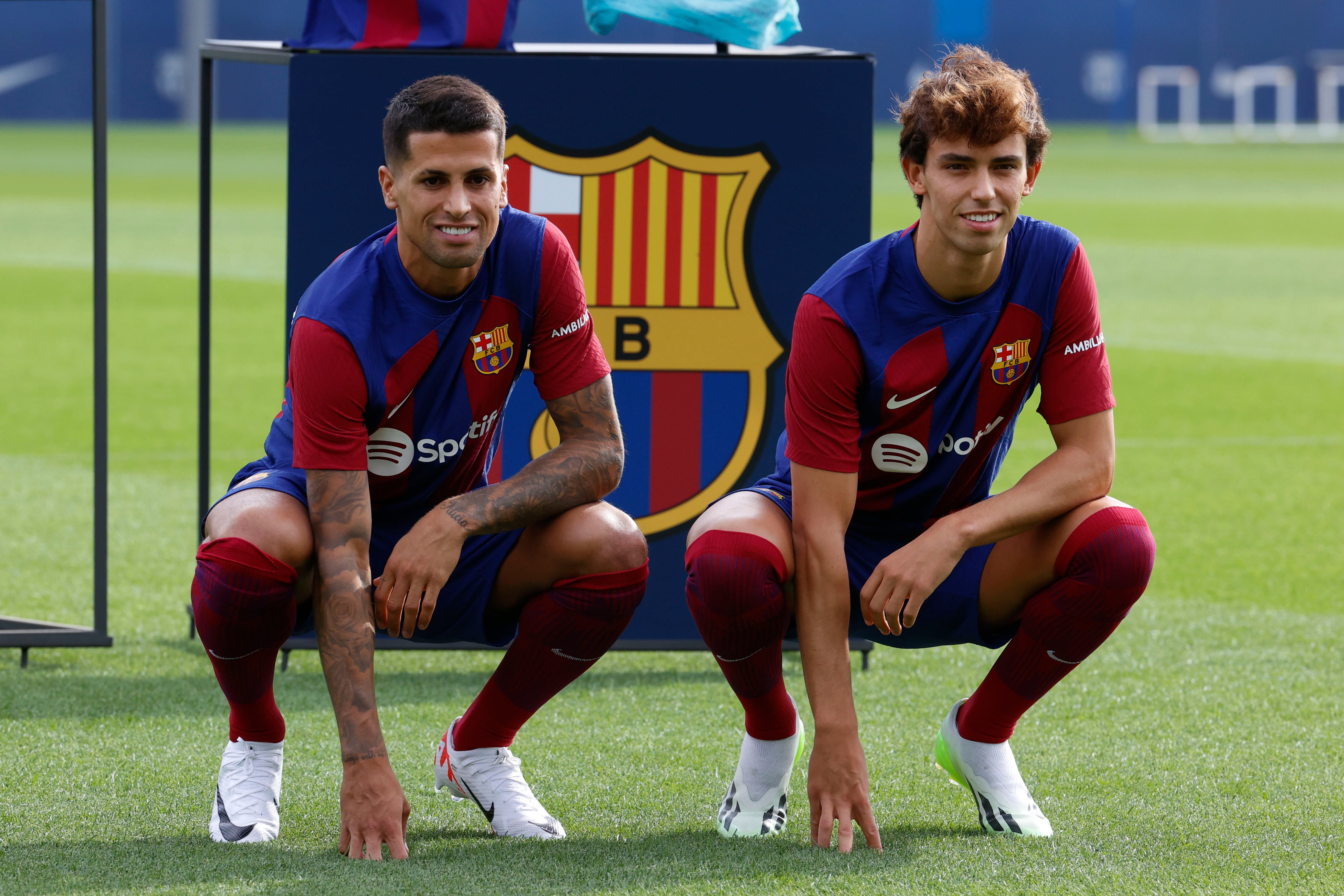 Joao Cancelo y Joao Félix, titulares en el Barça