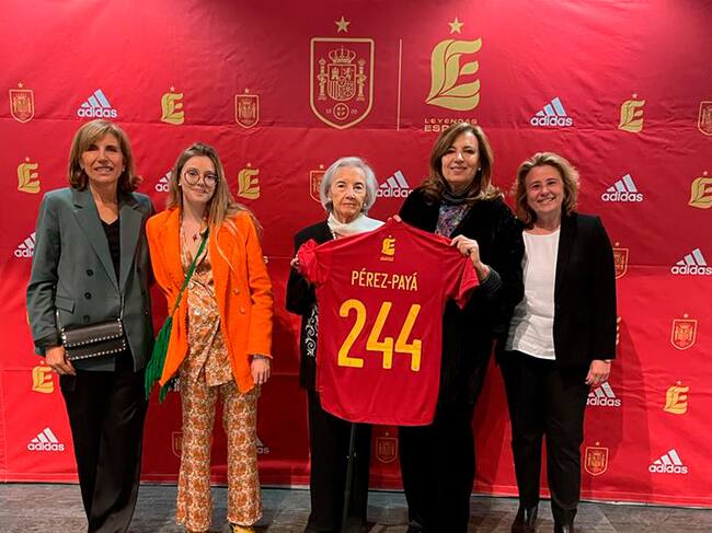 Carmen Colomer, viuda de José Luis Pérez-Payá, sostiene la camiseta conmemorativa junto a su hija, Ana Isabel, y otros familiares