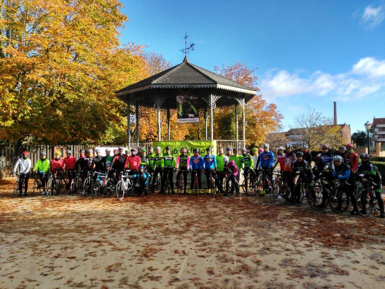 Reunión de ciclistas, organizada por el CC Moncayo Soriano en homenaje a José Luis Lasfuentes.