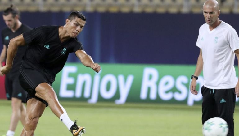 Cristiano Ronaldo se entrena junto al resto de compañeros en Skopje