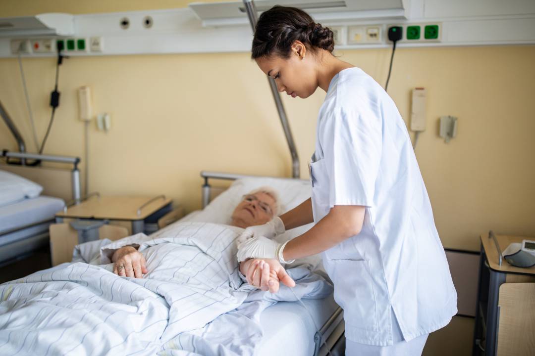 Una paciente recibe atención sanitaria