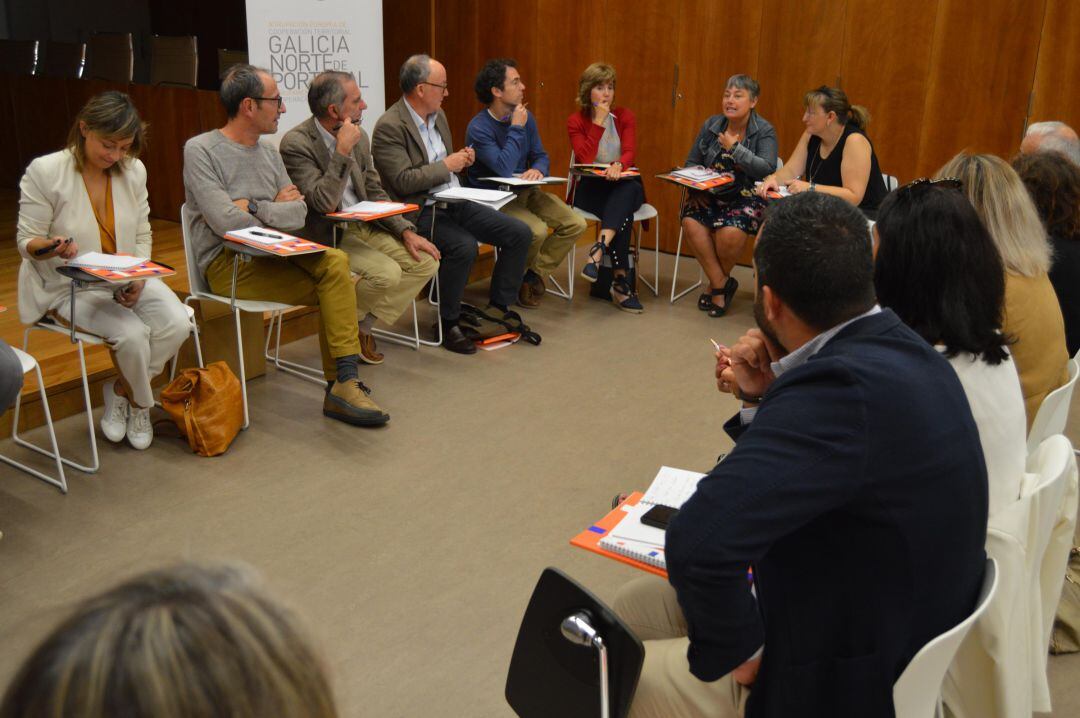 Representantes de centros escolares y ANPAs de Tomiño y Vilanova de Cerveira explican su problemática al representante de la Comisión Europea.