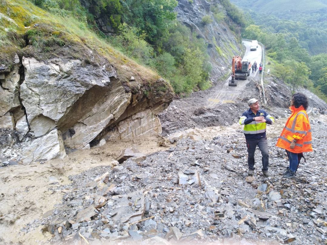 Desprendimientos en el acceso de Peñalba de Santiago