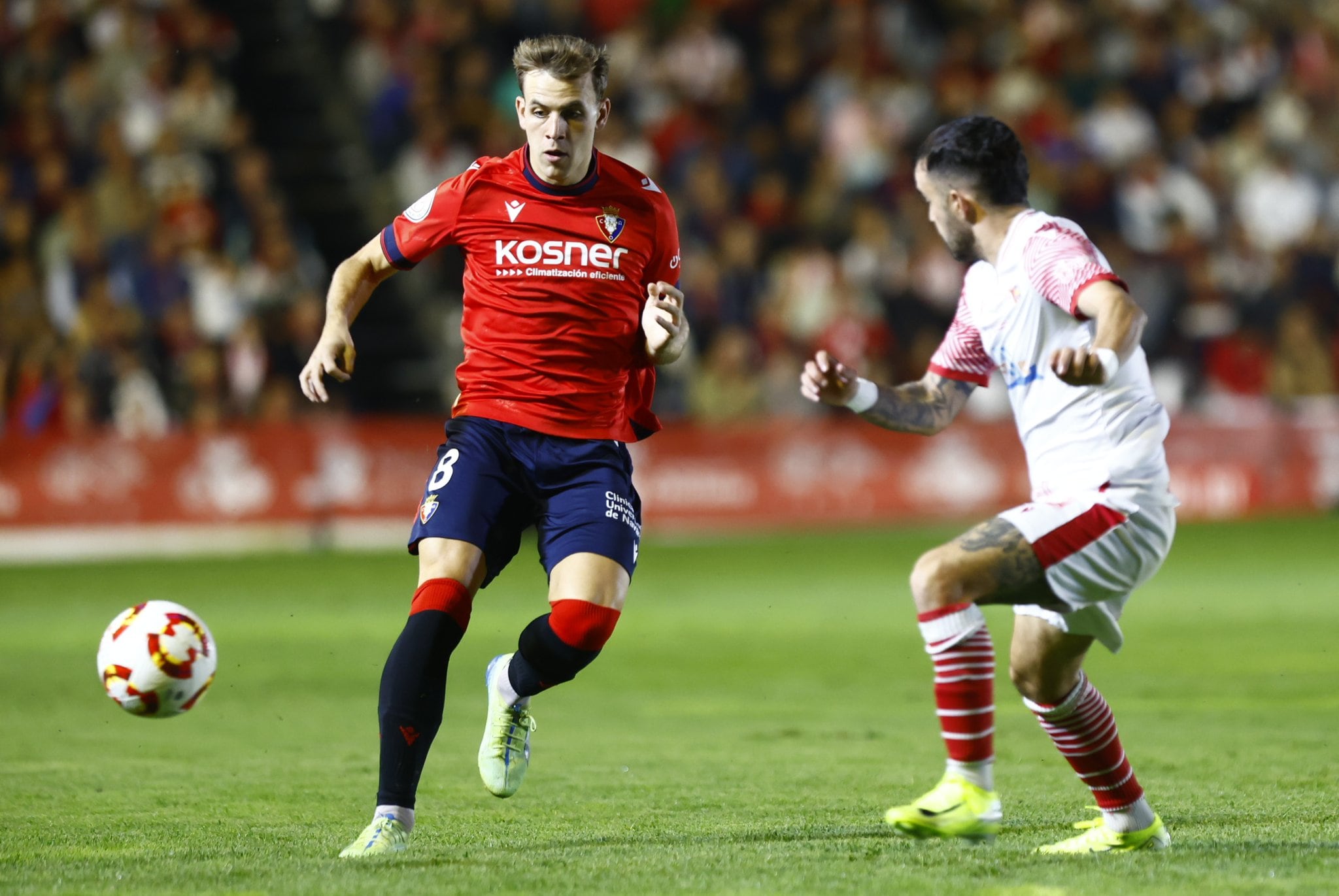 Pablo Ibáñez junto a Mawi en el encuentro que enfrentaba al Chiclana CF y a CA Osasuna en la Copa del Rey. Foto: CA Osasuna