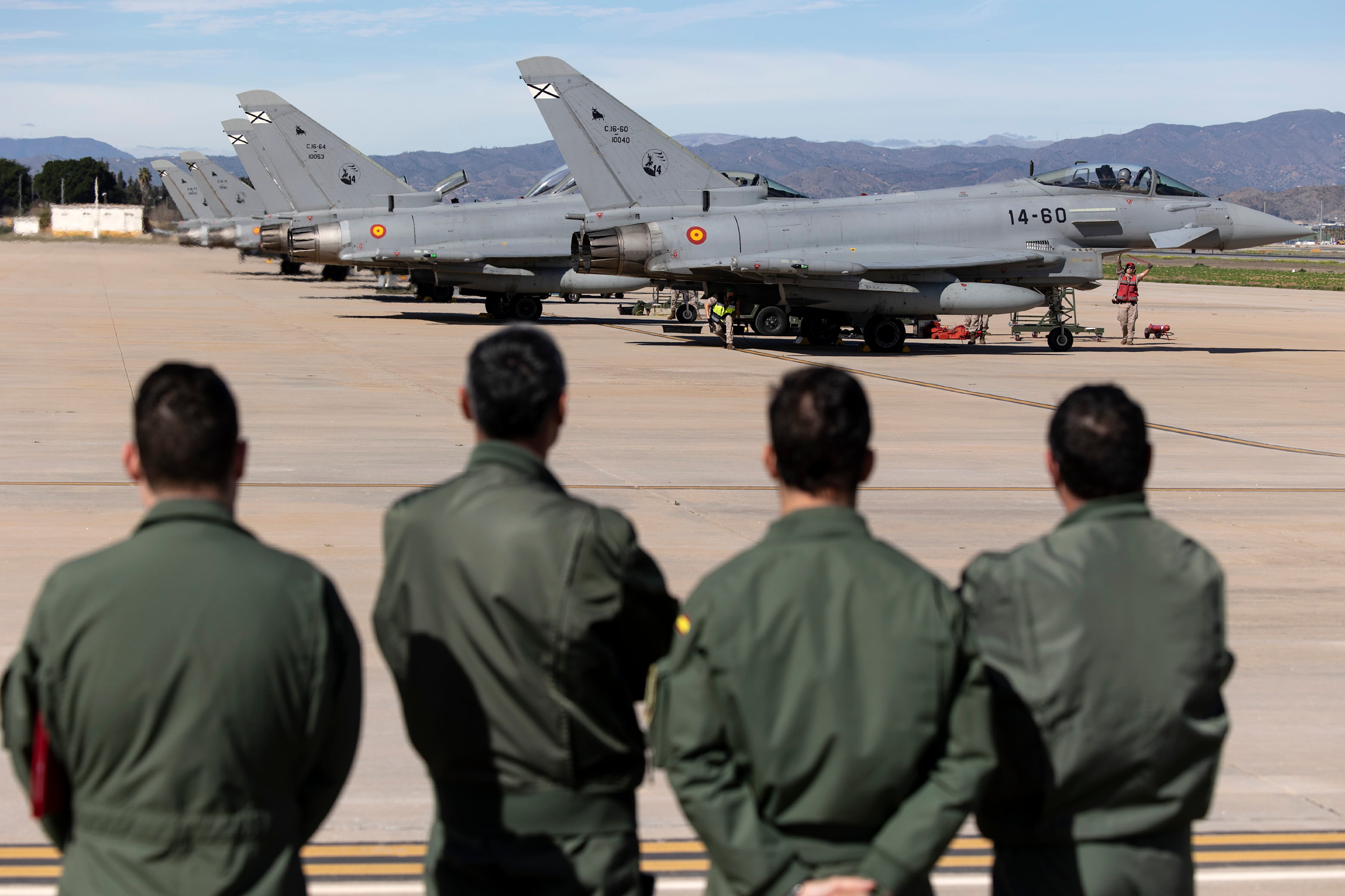 GRAFAND8839. MÁLAGA, 13/02/2024.- Unos militares observan a varios aviones Eurofighter C.16 en la base aérea de Málaga en el marco de la operación &#039;Eagle Eye&#039;, organizada por el Mando Operativo Aéreo (MOA) del Ejército que integra las capacidades del Ejército del Aire y del Espacio, el Ejército de Tierra y la Armada, con el objetivo de mejorar la respuesta militar ante posibles ataques, y que desplegará en la costa de Málaga, Granada y el mar de Alborán cerca de 2.000 efectivos hasta el próximo viernes. EFE/Daniel Pérez
