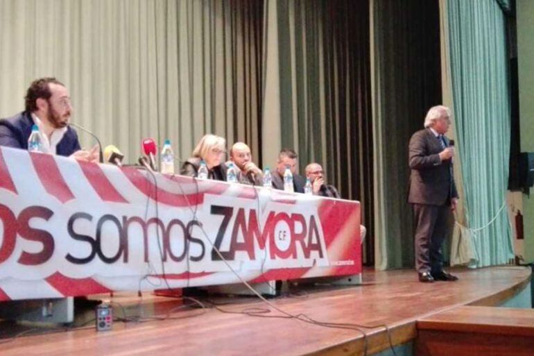 Uno de los responsables del Grupo Vivir toma la palabra en la asamblea informativa del pasado 7 de junio