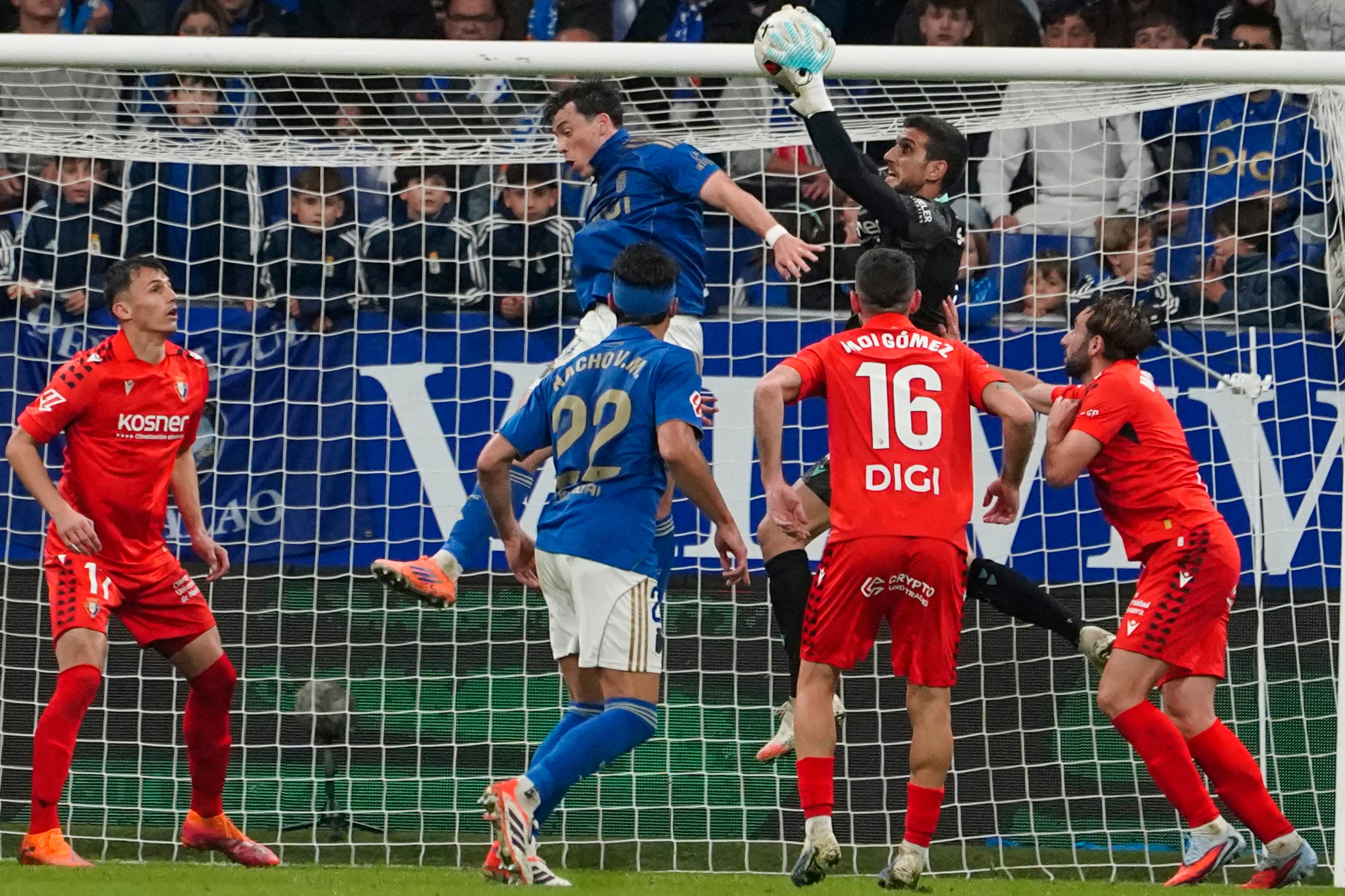 Sergio Herrera salta por el balón con el uruguayo Fede Viñas del Oviedo, durante el partido en el estadio Carlos Tartiere
