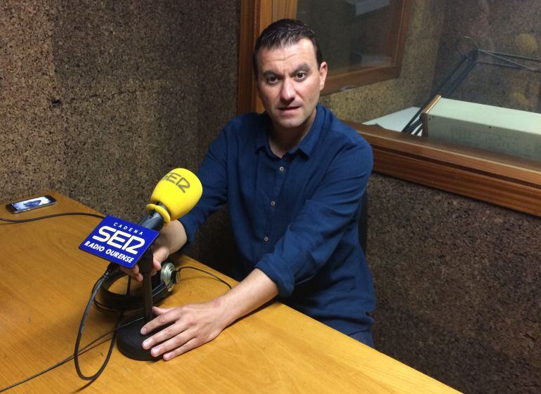 El portavoz socialista en los estudios de Radio Ourense