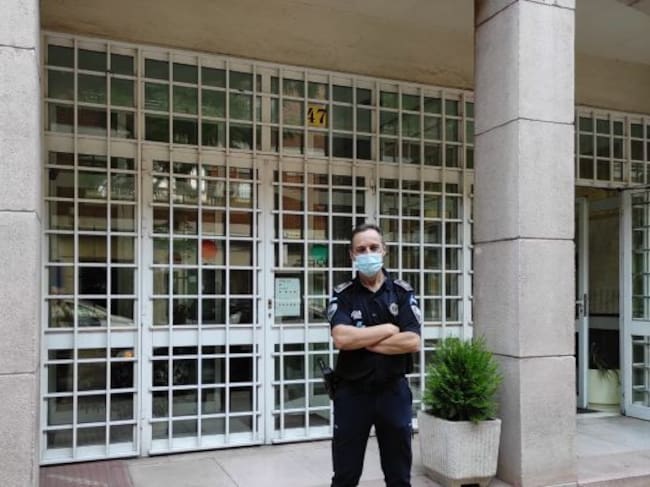 El agente de Policía Local, Cipriano Abad, en la fachada de las instalaciones de la Policía Local de Ciudad Real