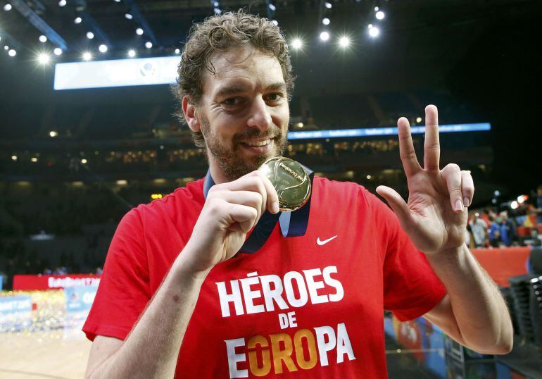 Pau Gasol amb la seva medalla d&#039;or de l&#039;Eurobasket 2015