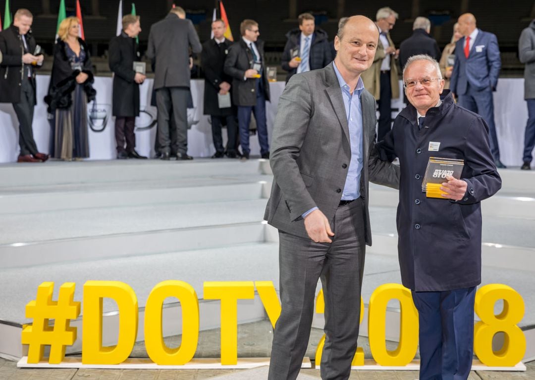 En el acto asistieron concesionarios Renault galardonados de todos los países del mundo. En la foto Gerardo Aragonés(Luis Aragonés y CIA S.L.), recogiendo el galardón como uno de los mejores concesionarios Renault de España.