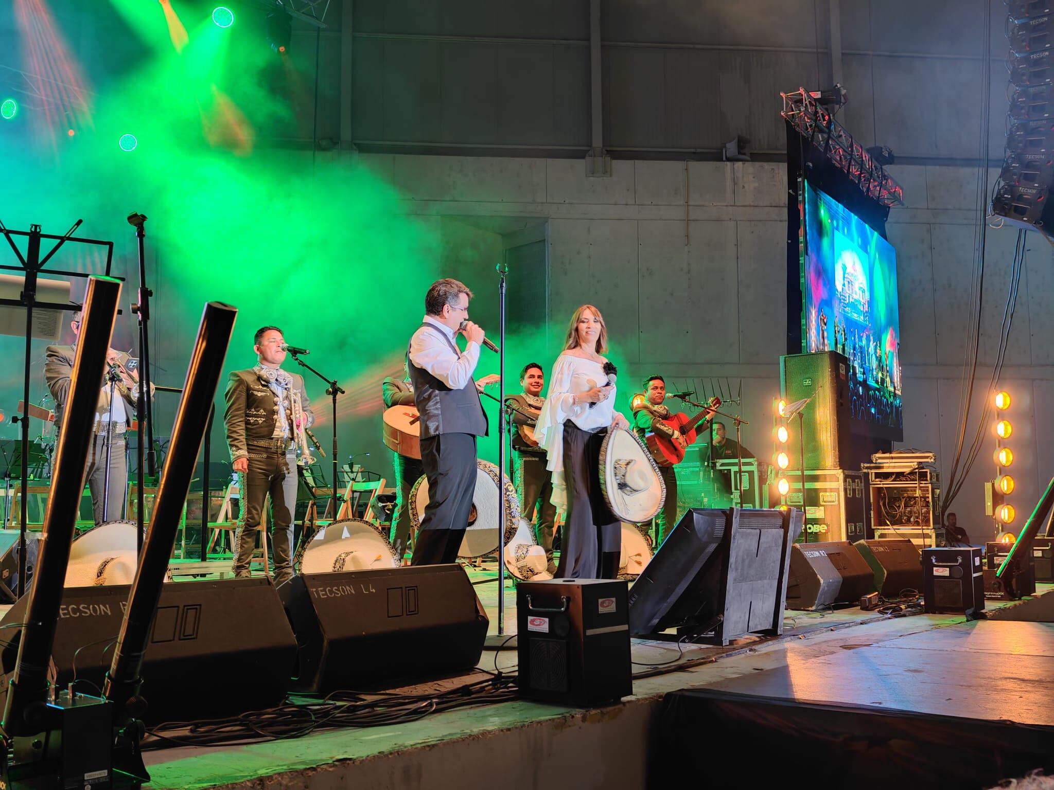 Tito y tita acompañados de un mariachi