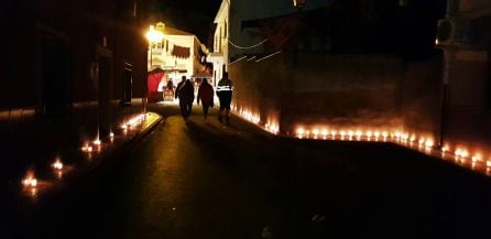 Calle de Arquillos iluminada con velas con motivo de la Feria de los Colonos.