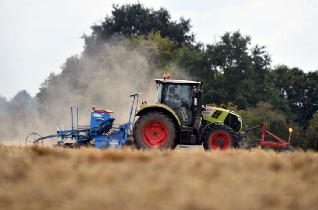 Tractor trabajando en un campo