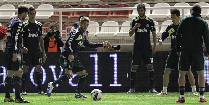 Los fútbolistas del Real Madrid calientan en el estadio de Vallecas antes de que se suspendiera este domingo el partido contra el Rayo por un sabotaje en el sistema de iluminación